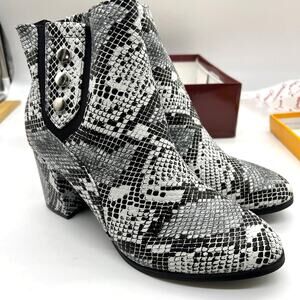 Forever Faux Leather Chunky Heeled Boots Womens Size 8.5 Snake Gray Color Bootie
